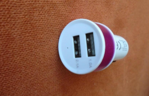 Alimentator auto bricheta masina cu 2 USB ( 2.1 A+ 1.0 A )