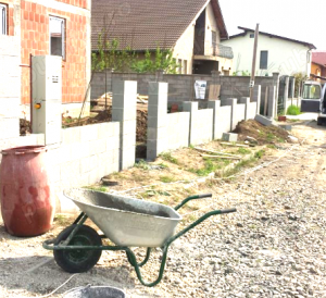 Executam lucrari la rosu sau la cheie,Mini excavator execut sapaturi